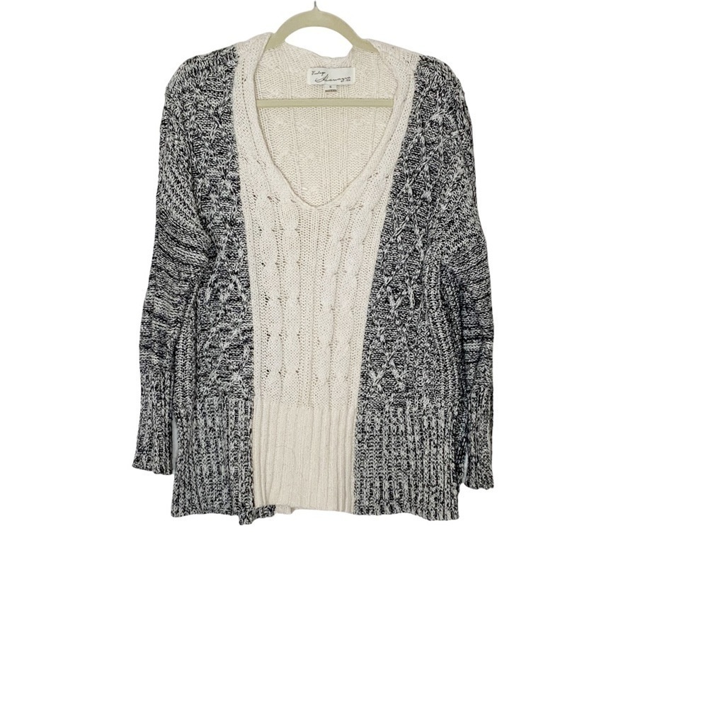 𝅺VINTAGE Havana long sleeve sweater with side splits.
